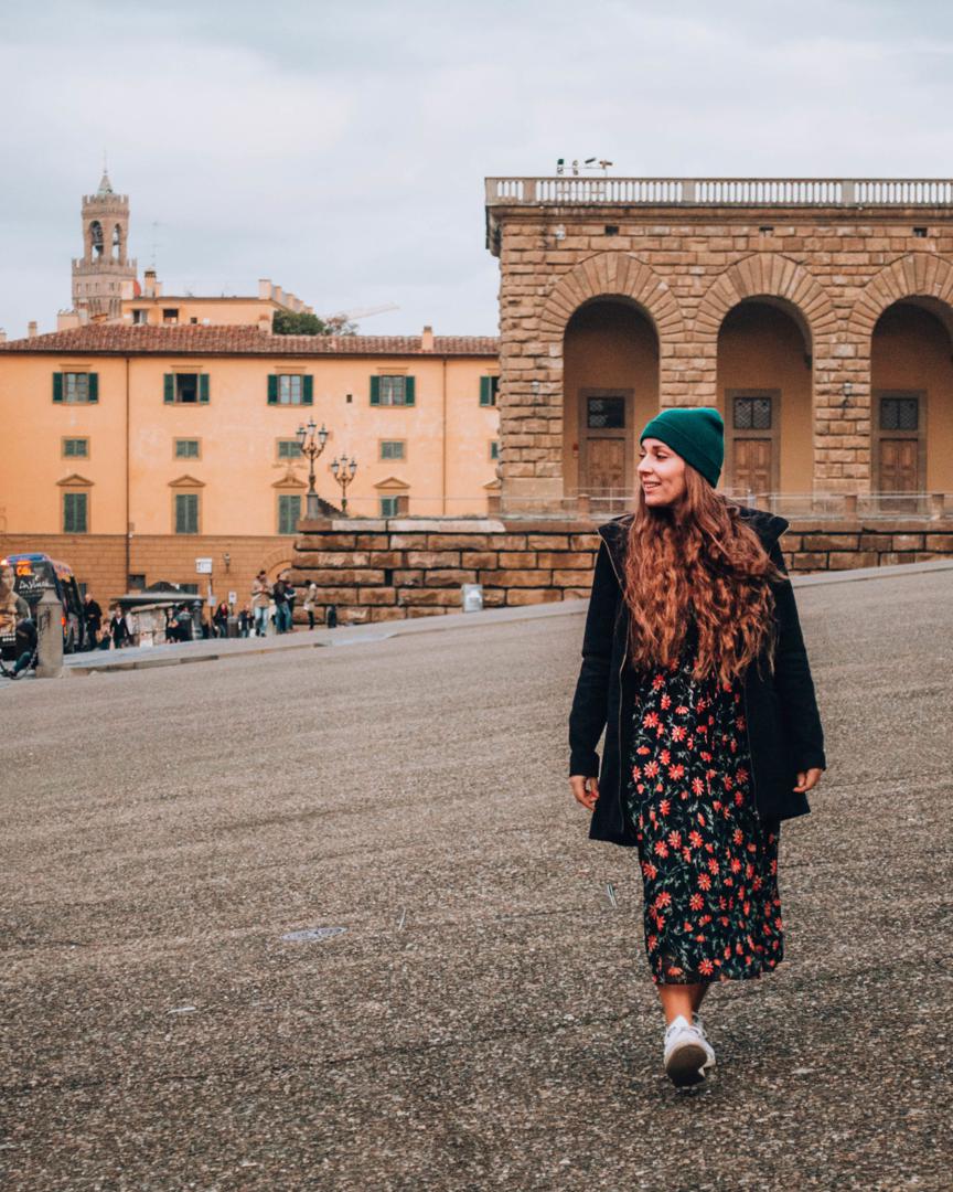 Piazza Pitti con la torre di Palazzo Vecchio che svetta in lontananza