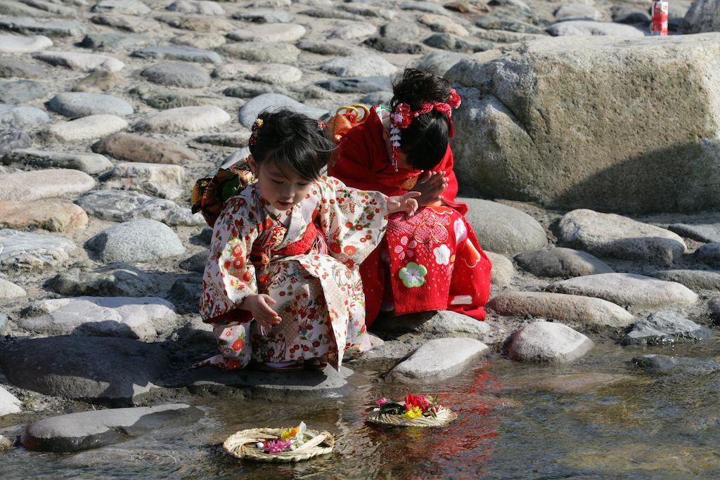 Bambine lasciano andare nel fiume una coppia di bambole -maschio e femmina – perché sia di buon auspicio.