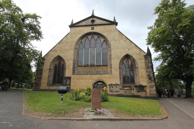 La lapide commemorativa di Bobby davanti alla Greyfriars Kirk