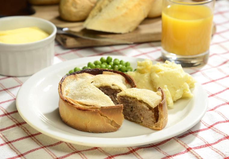 Una Scotch Pie. Ok, il succo d’arancia nella foto non ci sta proprio. Carne, purè, piselli e succo d’arancia…perchè??