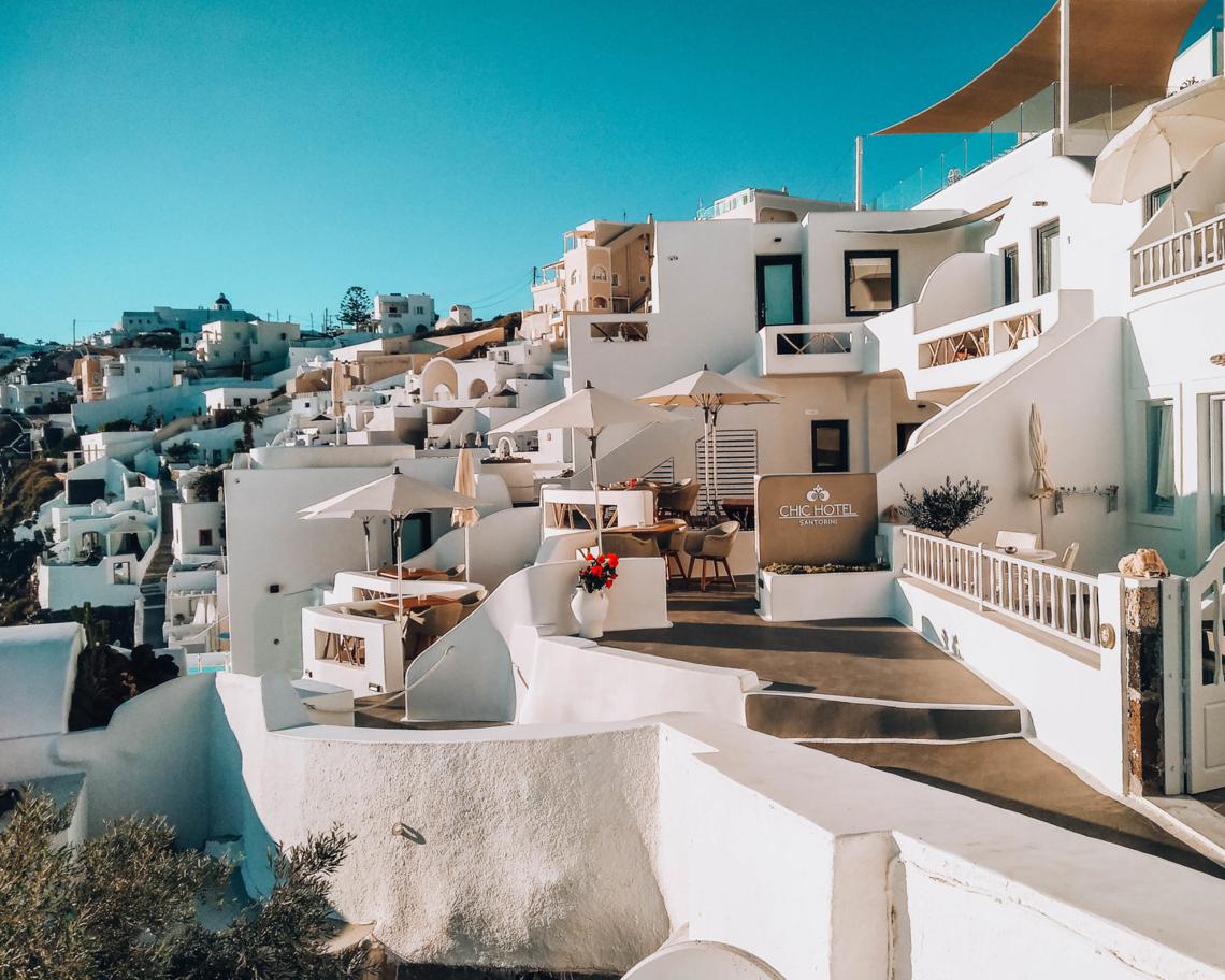 Una veduta sugli hotel di Santorini