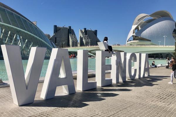 Facciamo un giro a Valencia: tra mare, storia e biciclette.
